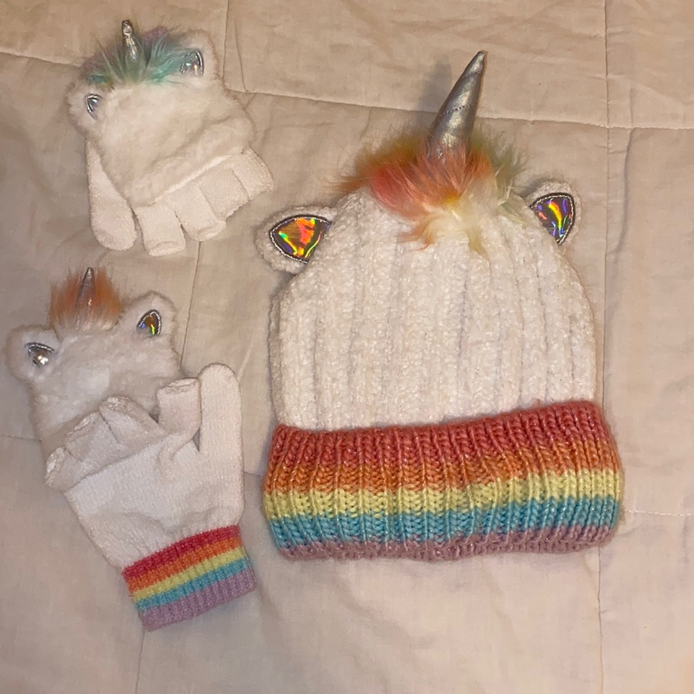 Little girls warm unicorn hat with matching mittens
